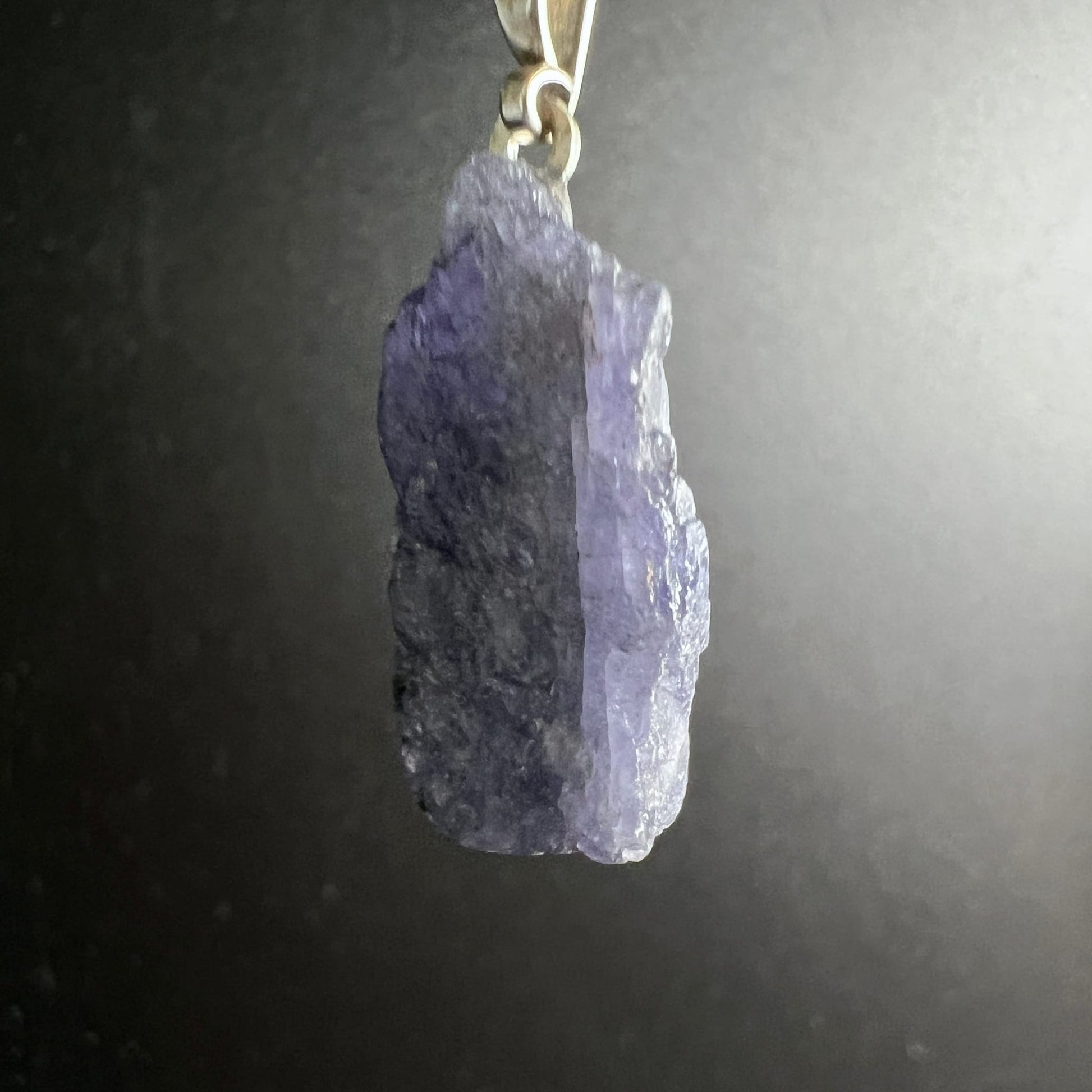 Tansanit Rohstein | Rückseite hängend | dunkle Mineraladern | blau-lila Kontrast | 925 Silber | Happy Minerals