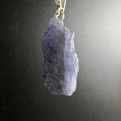 Tansanit Rohstein | Rückseite hängend | dunkle Mineraladern | blau-lila Kontrast | 925 Silber | Happy Minerals