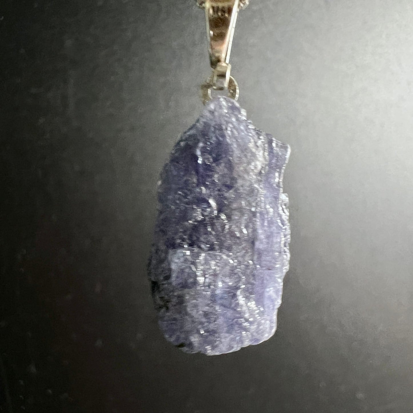 Tansanit Rohstein | hängend | Seitenansicht | satte violette Farbtiefe | 925 Silberkette | Happy Minerals