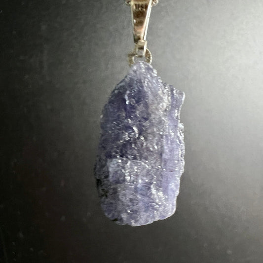 Tansanit Rohstein | hängend | Seitenansicht | satte violette Farbtiefe | 925 Silberkette | Happy Minerals