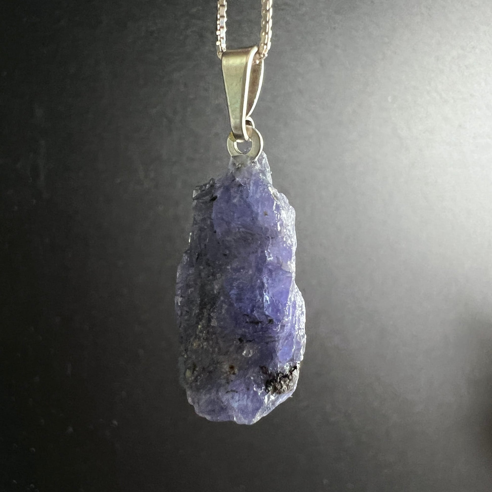 Tansanit Rohstein | tiefes Indigo | natürliche Rohkristallstruktur | 925 Silberkette | Tansania | Happy Minerals
