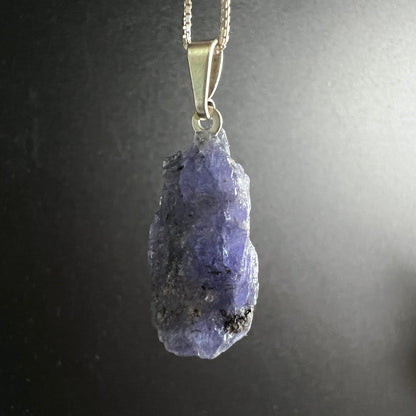 Tansanit Rohstein | tiefes Indigo | natürliche Rohkristallstruktur | 925 Silberkette | Tansania | Happy Minerals