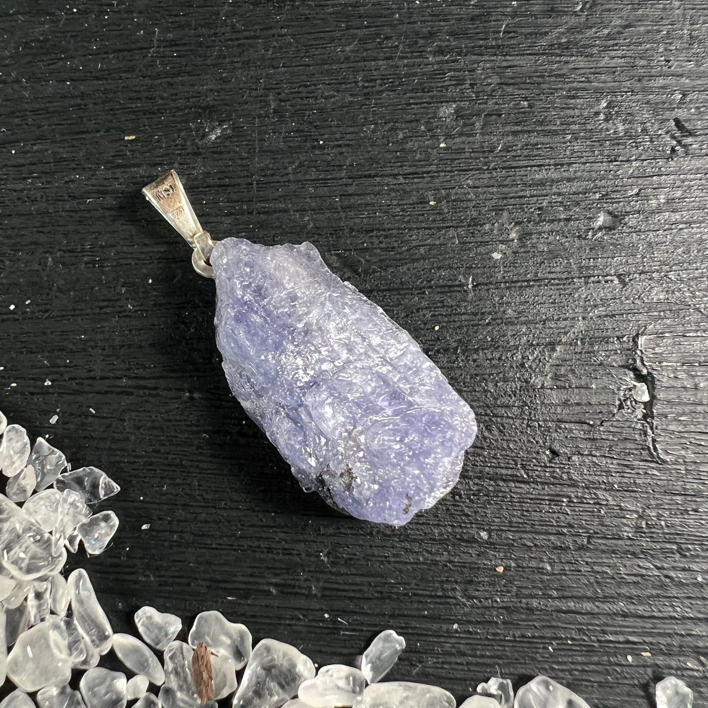 Tansanit Rohstein | violett-blau | 925 Silberöse | schwarzes Holz | Bergkristall-Chips | Happy Minerals