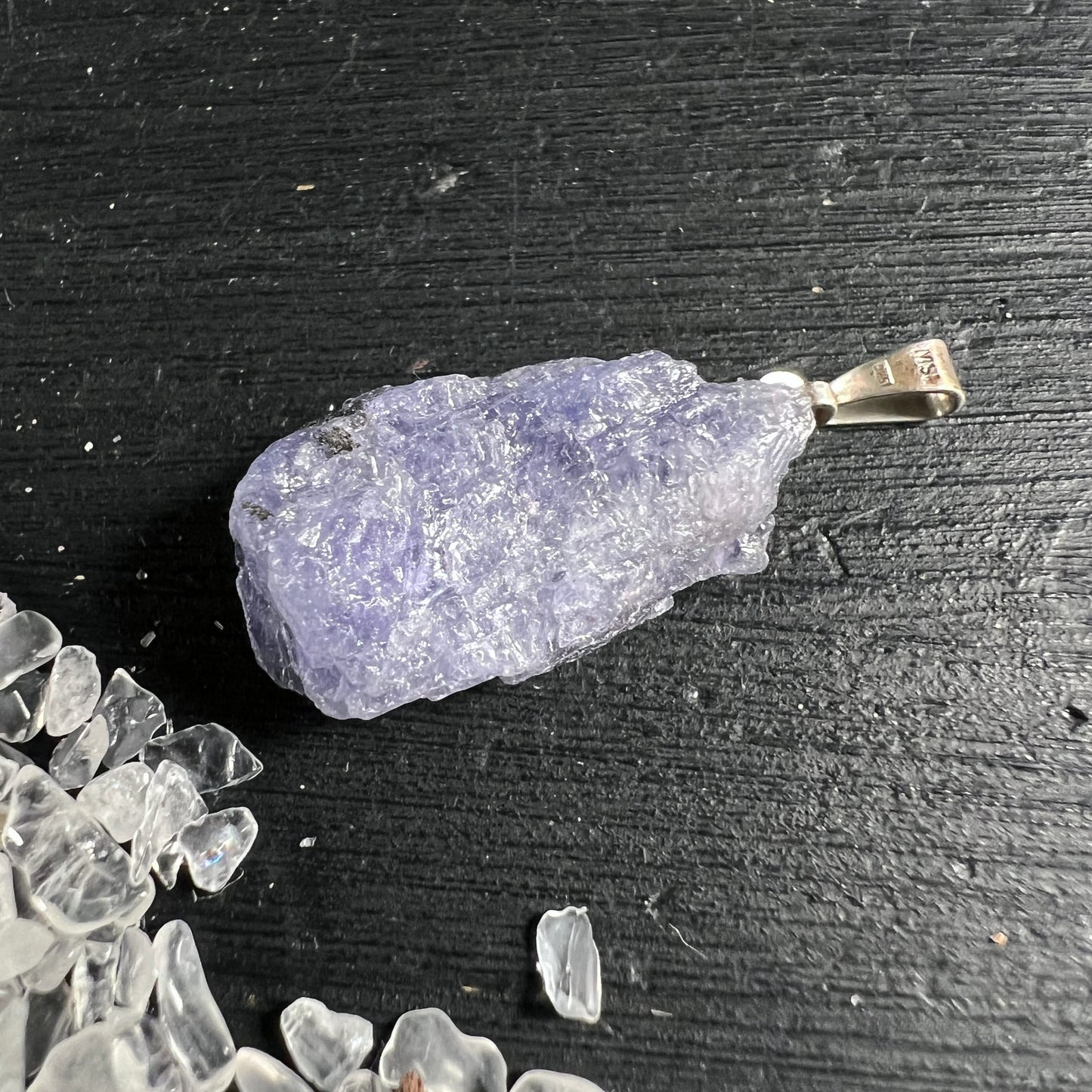 Tansanit Rohstein Anhänger | lavendelblaue Nuancen | 925 Silberöse | Rückseite | Bergkristall | Happy Minerals