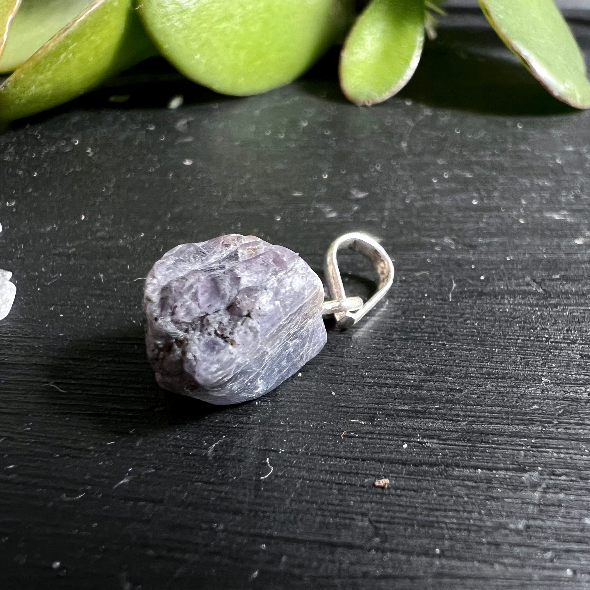 Tansanit Rohstein Anhänger | violett-bläulich schimmernd | Sterling Silber | Brasilien | Happy Minerals