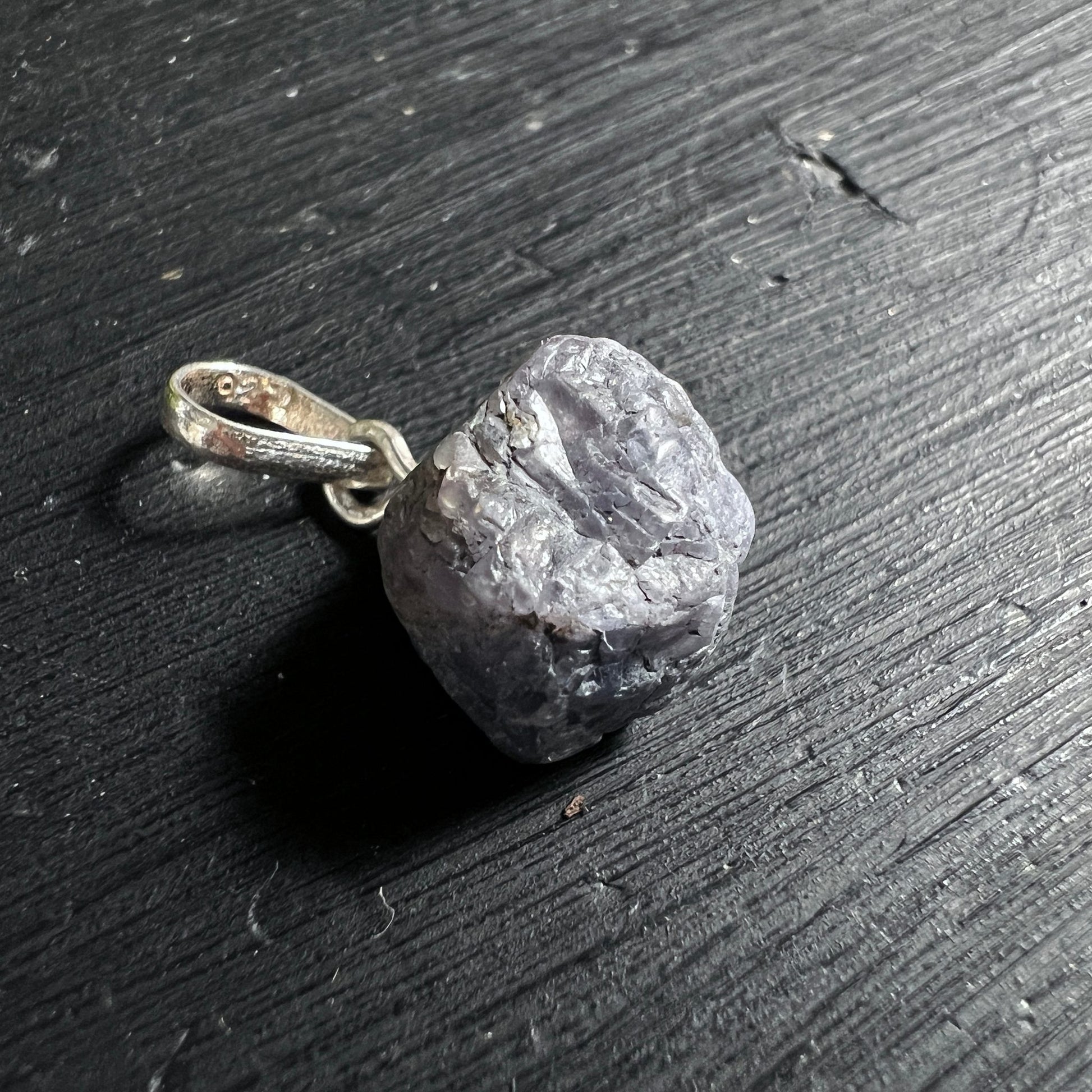 Tansanit Rohstein Detail | natürliche Kristallstruktur | violette Farbnuancen | Sterling Silber Fassung | Happy Minerals