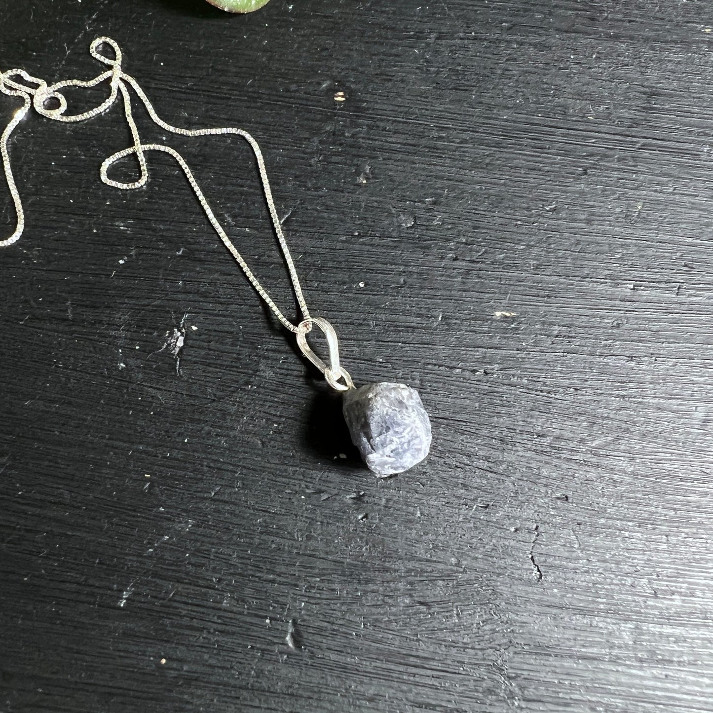 Tansanit Rohstein flach | Größenvergleich Maßband | violett-bläulich | Sterling Silber Kette | Happy Minerals