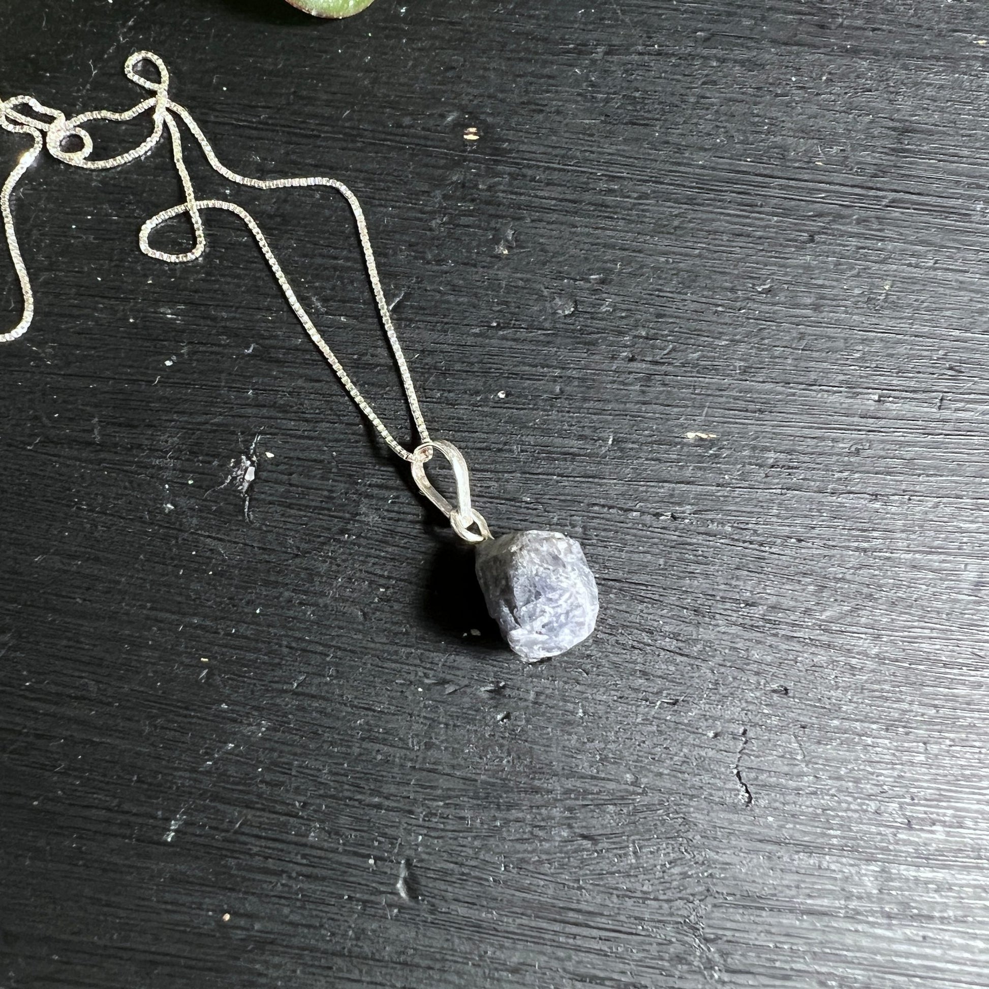 Tansanit Rohstein flach | Größenvergleich Maßband | violett-bläulich | Sterling Silber Kette | Happy Minerals