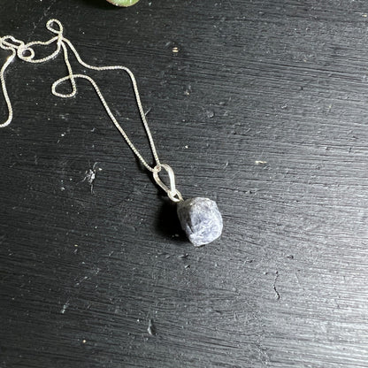 Tansanit Rohstein flach | Größenvergleich Maßband | violett-bläulich | Sterling Silber Kette | Happy Minerals