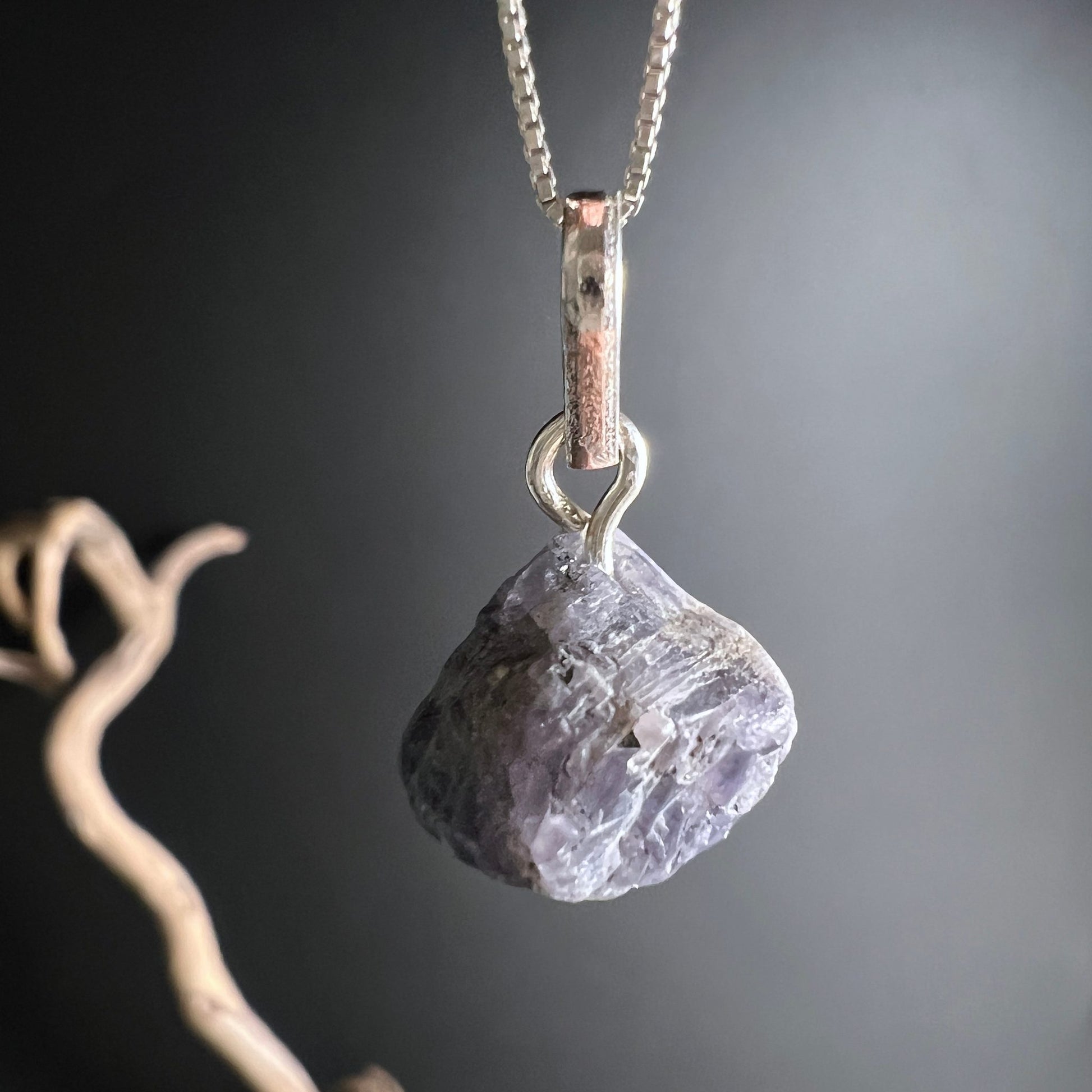 Tansanit Rohstein hängend | natürlicher Glanz | violett-bläuliche Reflexe | Sterling Silber Kette | Happy Minerals