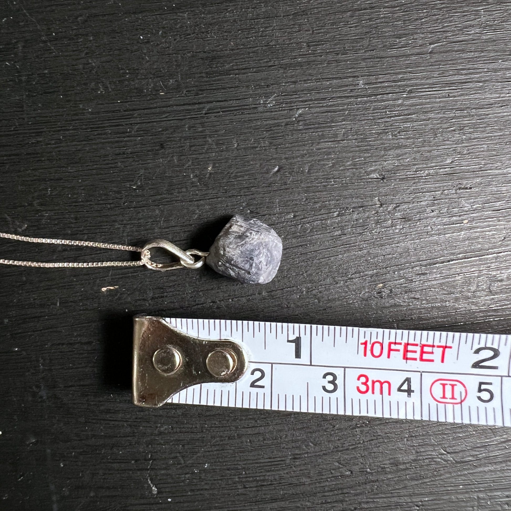 Tansanit Rohstein liegend | natürliche Oberfläche | violette Kristallstruktur | Sterling Silber | Happy Minerals