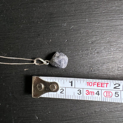 Tansanit Rohstein liegend | natürliche Oberfläche | violette Kristallstruktur | Sterling Silber | Happy Minerals