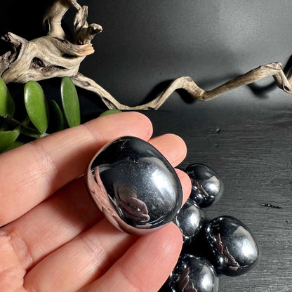 Terahertz Handstein in der Hand perfekt poliert wie ein Stueck Nachthimmel | Happy Minerals 