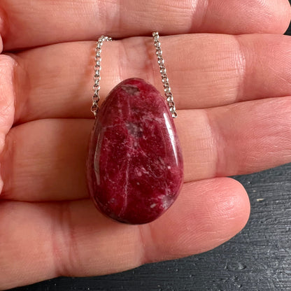 Thulit in der Hand | Größenvergleich | tiefes Rosa | natürliche Textur | Happy Minerals Norwegen