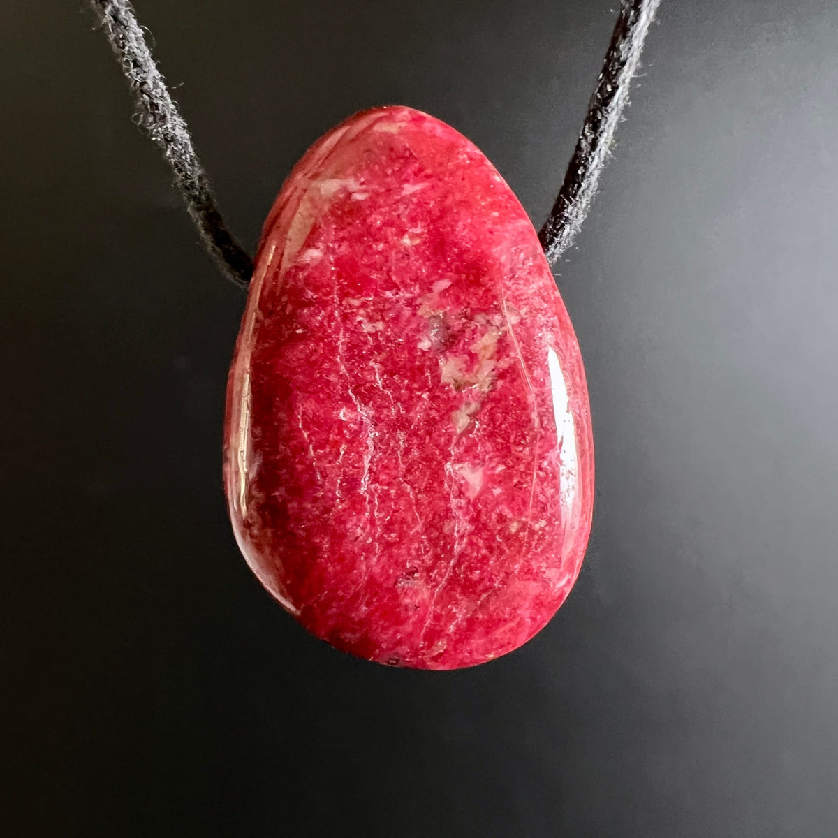 Thulit Rohschliff | pinkrote Nuancen | glänzende Oberfläche | Naturschmuck aus Norwegen | Happy Minerals