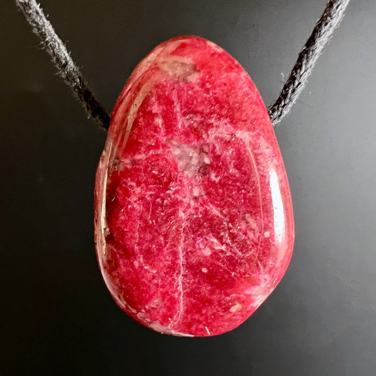 Thulit Anhänger | tiefrosa Tropfenform | zarte weiße Adern | Norwegen Unikat | Happy Minerals