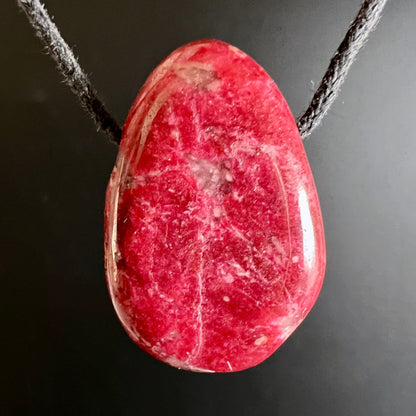 Thulit Anhänger | tiefrosa Tropfenform | zarte weiße Adern | Norwegen Unikat | Happy Minerals