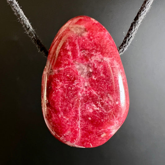 Thulit Anhänger | tiefrosa Tropfenform | zarte weiße Adern | Norwegen Unikat | Happy Minerals