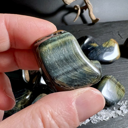 Poliertes Falkenauge Namibia mit sattem Farbverlauf und Schutzenergie | Happy Minerals