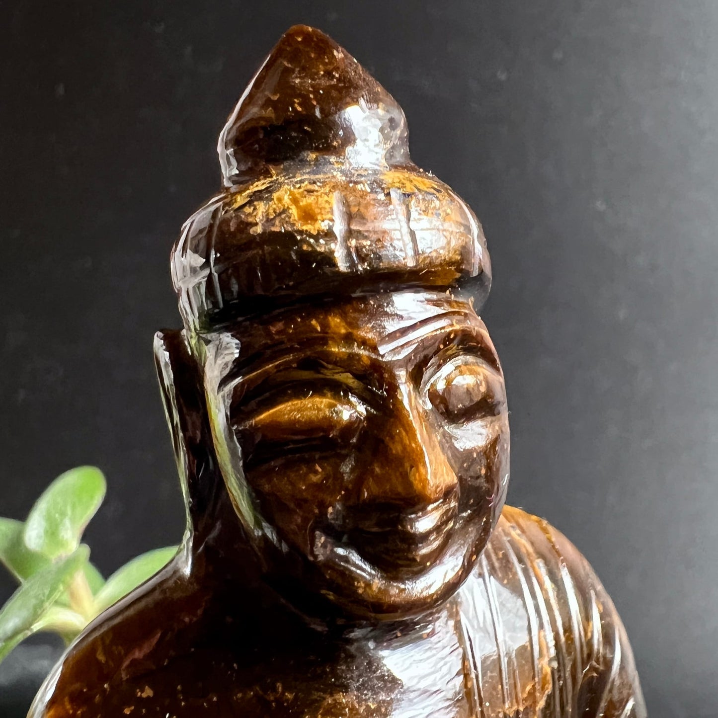 Tigerauge Buddha | Nahaufnahme Gesicht | feine Schnitzdetails | ruhiger Ausdruck | Indien | Happy Minerals