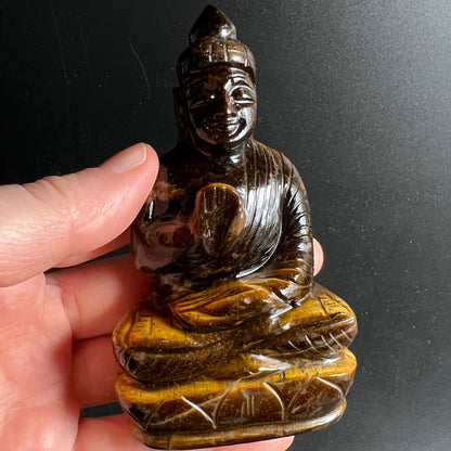 Tigerauge Buddha | in der Hand gehalten | Größenvergleich | Frontalansicht | Indien | Happy Minerals