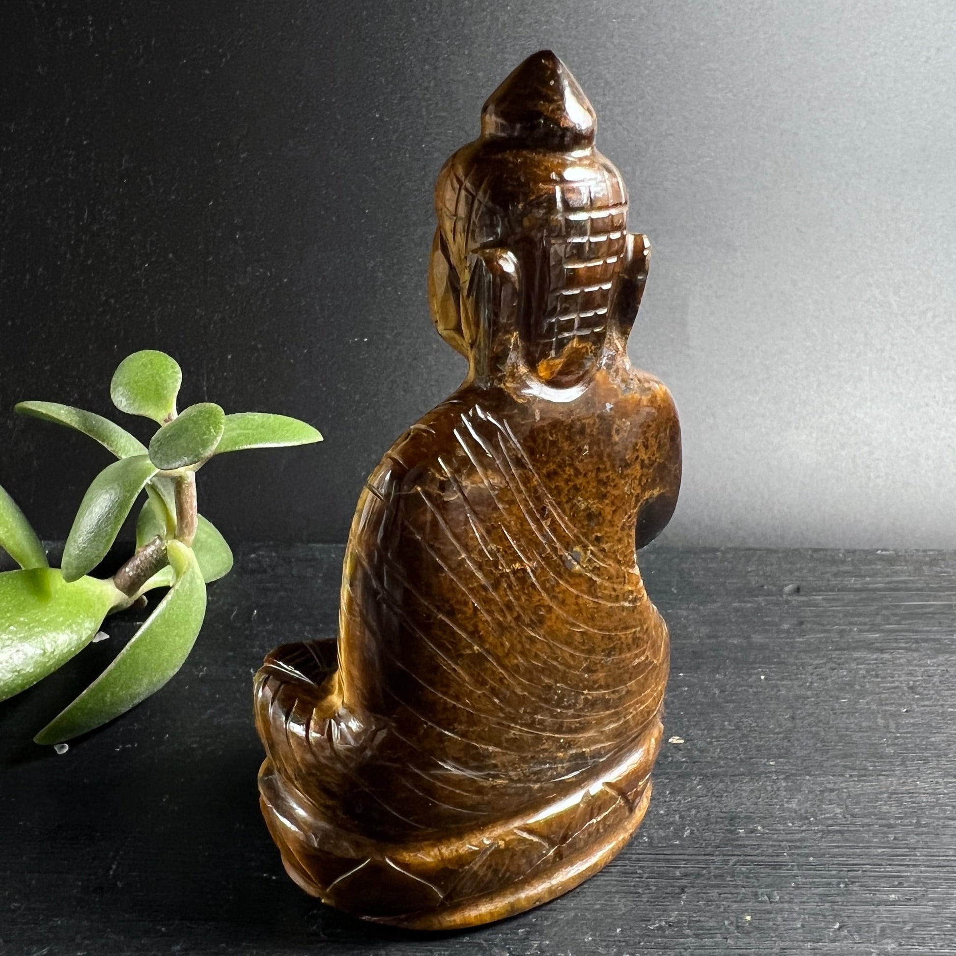 Tigerauge Buddha | Rückenansicht | warme Brauntöne | Gewanddetails | Indien | Unikat | Happy Minerals