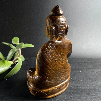 Tigerauge Buddha | Rückenansicht | warme Brauntöne | Gewanddetails | Indien | Unikat | Happy Minerals