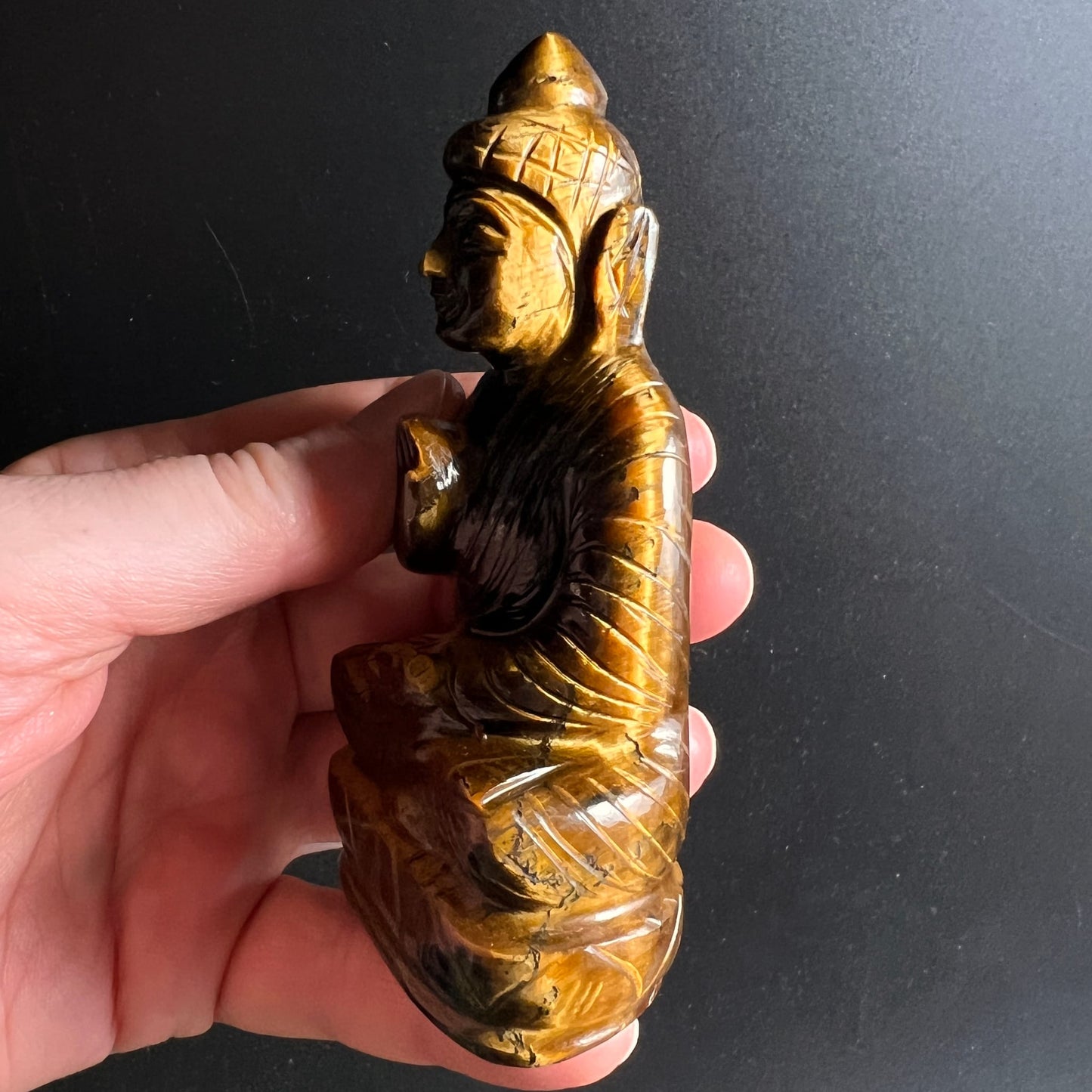 Tigerauge Buddha | Seitenansicht rechts | in Hand gehalten | Kupfergold glänzend | Indien | Happy Minerals