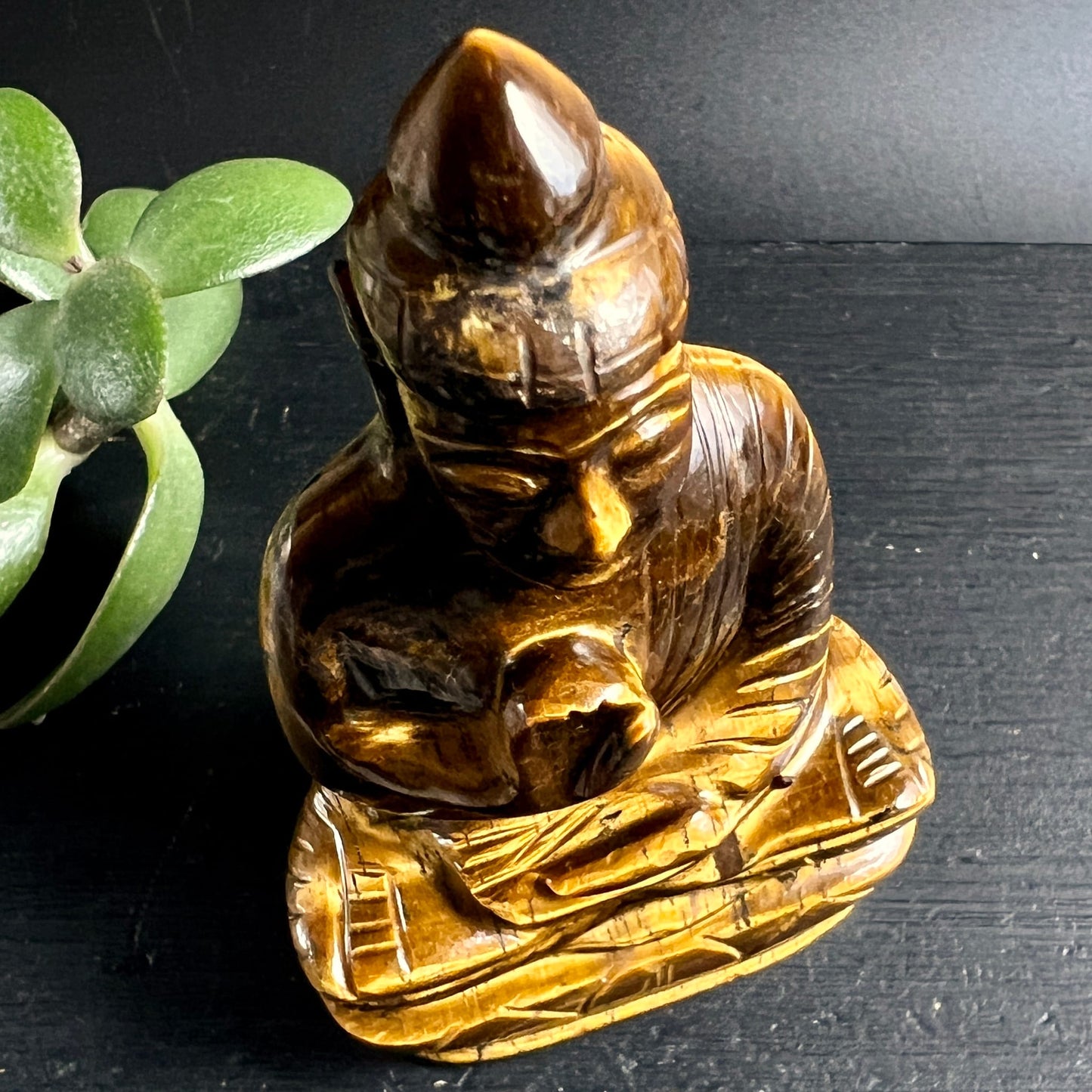 Tigerauge Buddha | seitlich von oben | warme Goldtöne | Rückendetail | Indien | Unikat | Happy Minerals