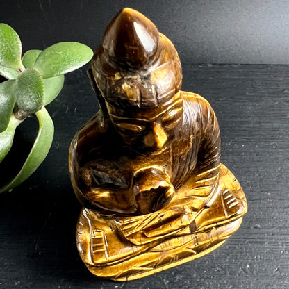 Tigerauge Buddha | seitlich von oben | warme Goldtöne | Rückendetail | Indien | Unikat | Happy Minerals