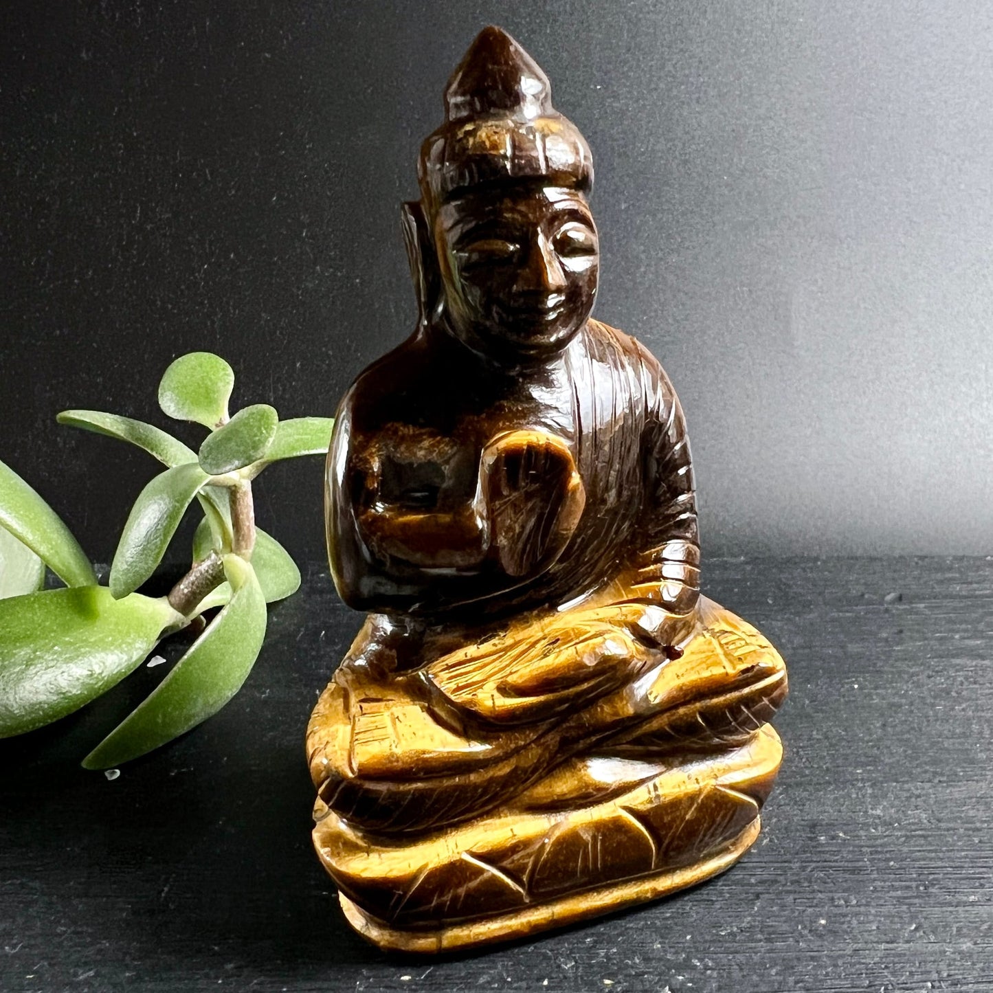 Tigerauge Buddha | goldbraun schimmernd | Vorderansicht | meditierend | Indien | Unikat | Happy Minerals