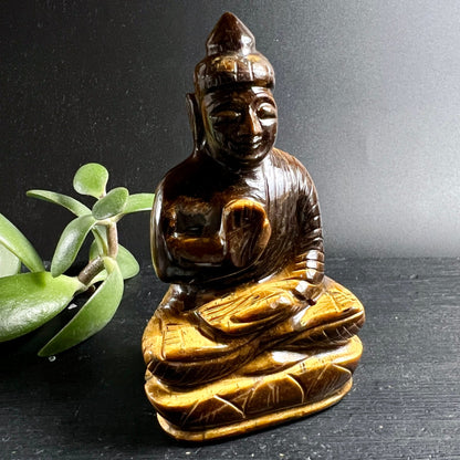 Tigerauge Buddha | goldbraun schimmernd | Vorderansicht | meditierend | Indien | Unikat | Happy Minerals