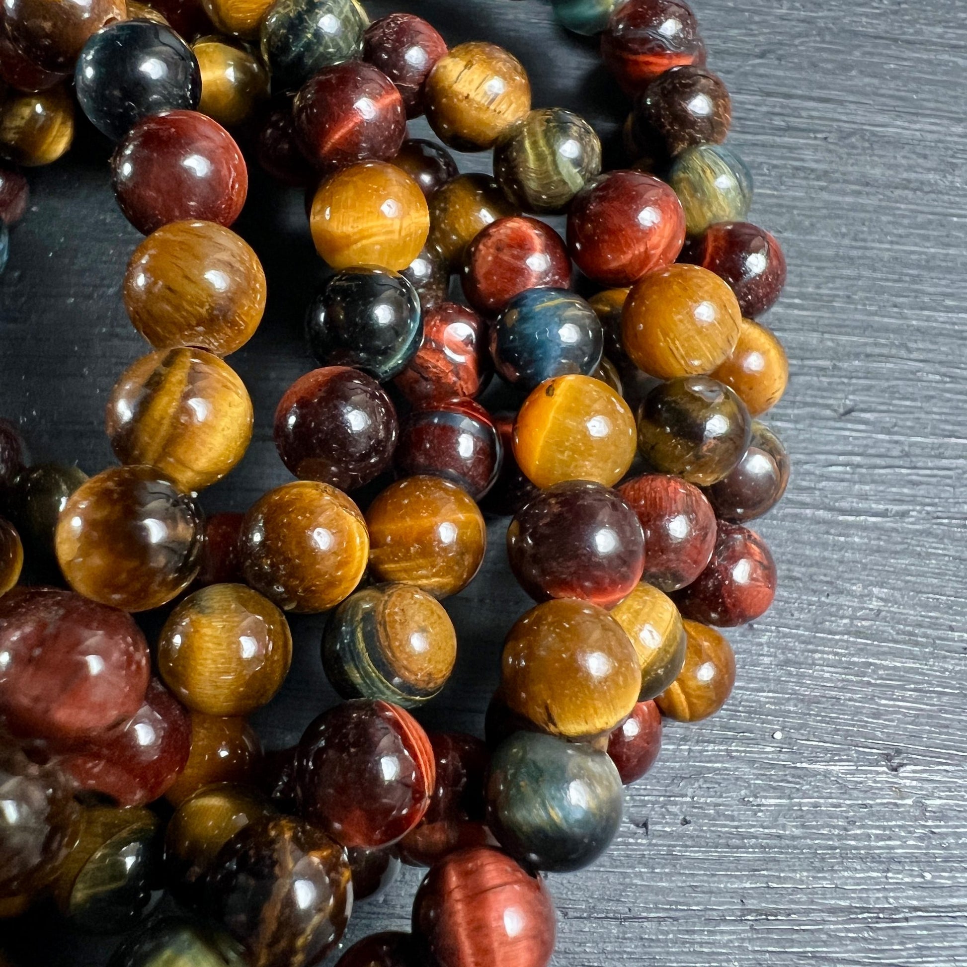 Tigerauge Bulls Eye | Detail Makro | rot gold blau Perlen | Namibia Chatoyanz | Happy Minerals