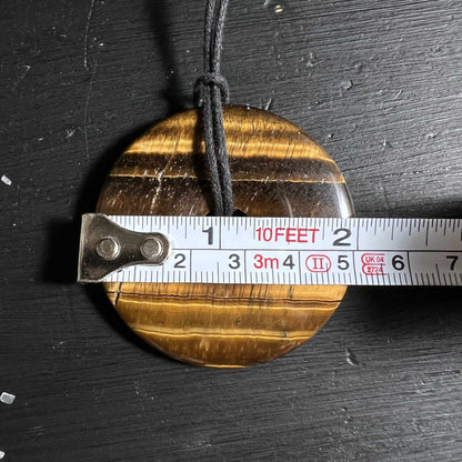 Tigerauge Donut Anhänger mit Massband zeigt 50mm Durchmesser