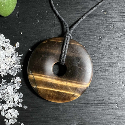 Tigerauge Donut matt geschliffen mit goldenen Streifen Nahaufnahme