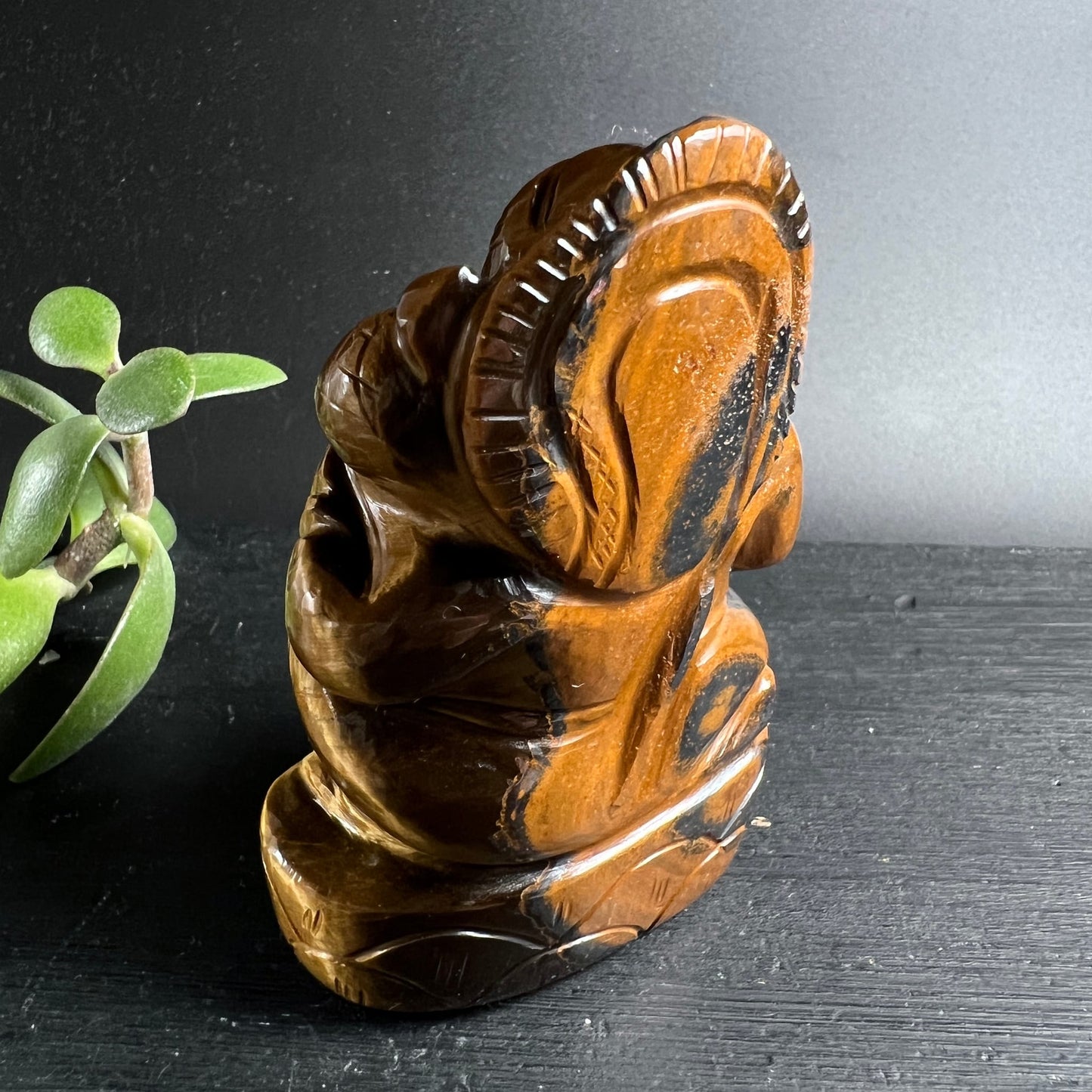 Tigerauge Hanuman Figur | Rückansicht | natürliche Maserung | schwarze Einschlüsse | Happy Minerals