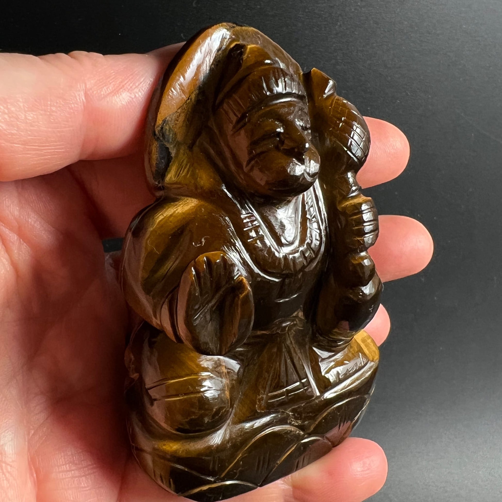Tigerauge Hanuman Unikat | Gesamtansicht in Hand | kompakte Form | tiefbraun glänzend | Happy Minerals