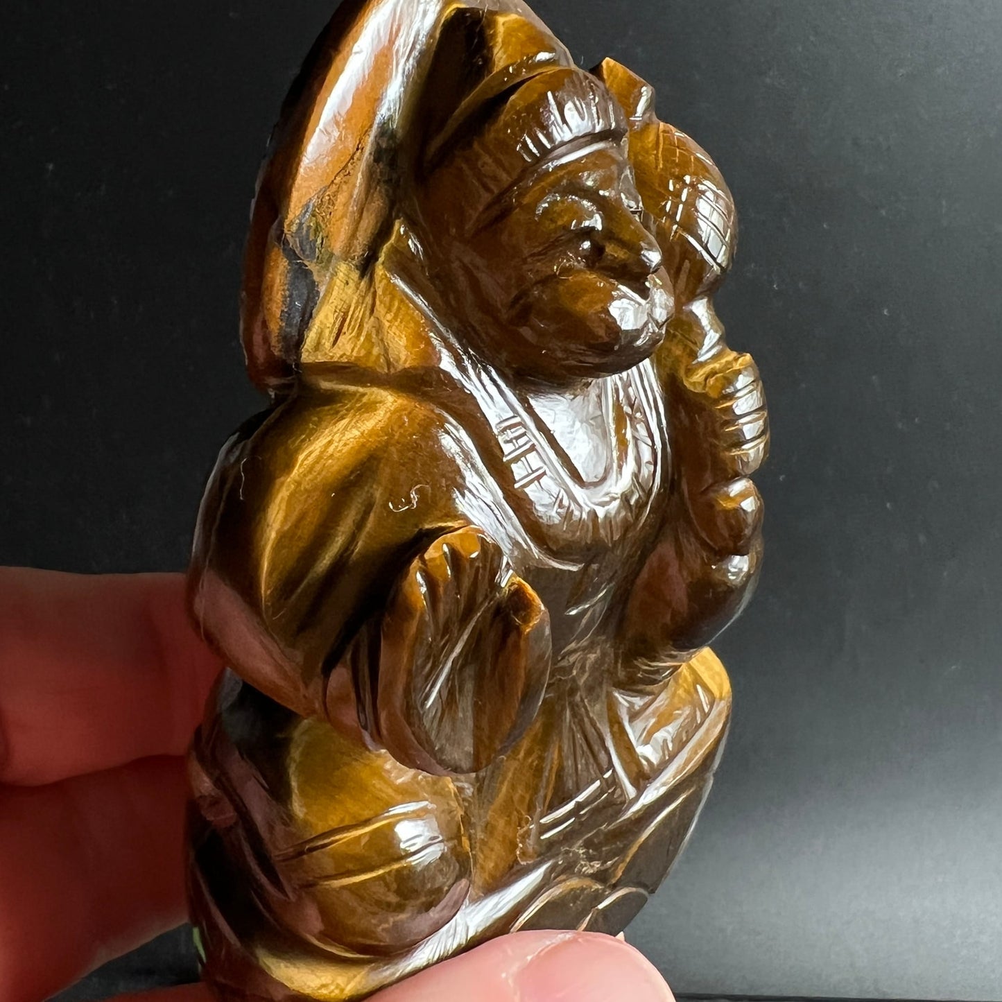 Tigerauge Hanuman Skulptur | Seitenansicht links | seidiger Glanz | in Hand gehalten | Happy Minerals