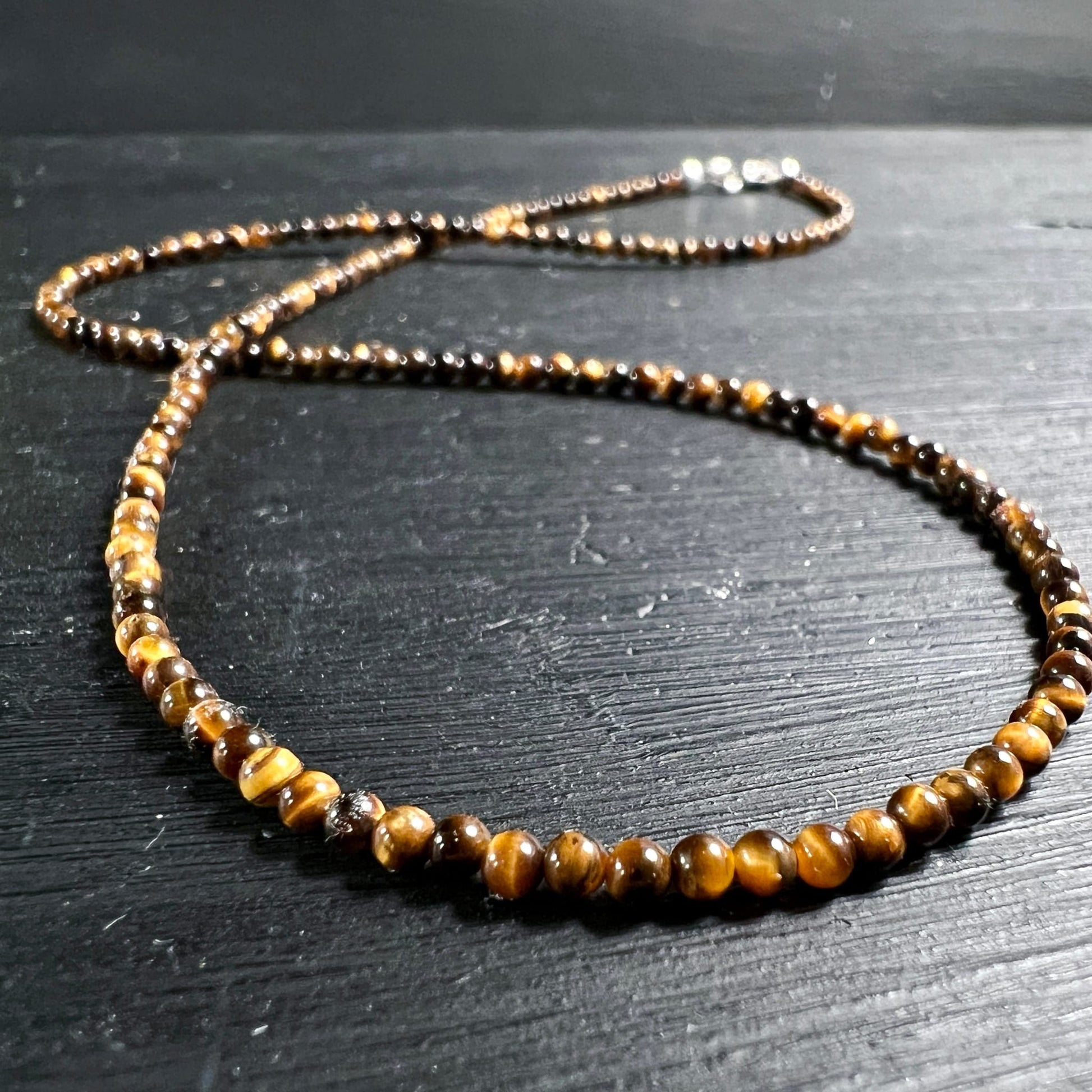 Tigerauge Kette | honigbraun & golden | 2mm Perlen | Unikat auf Holz | Happy Minerals