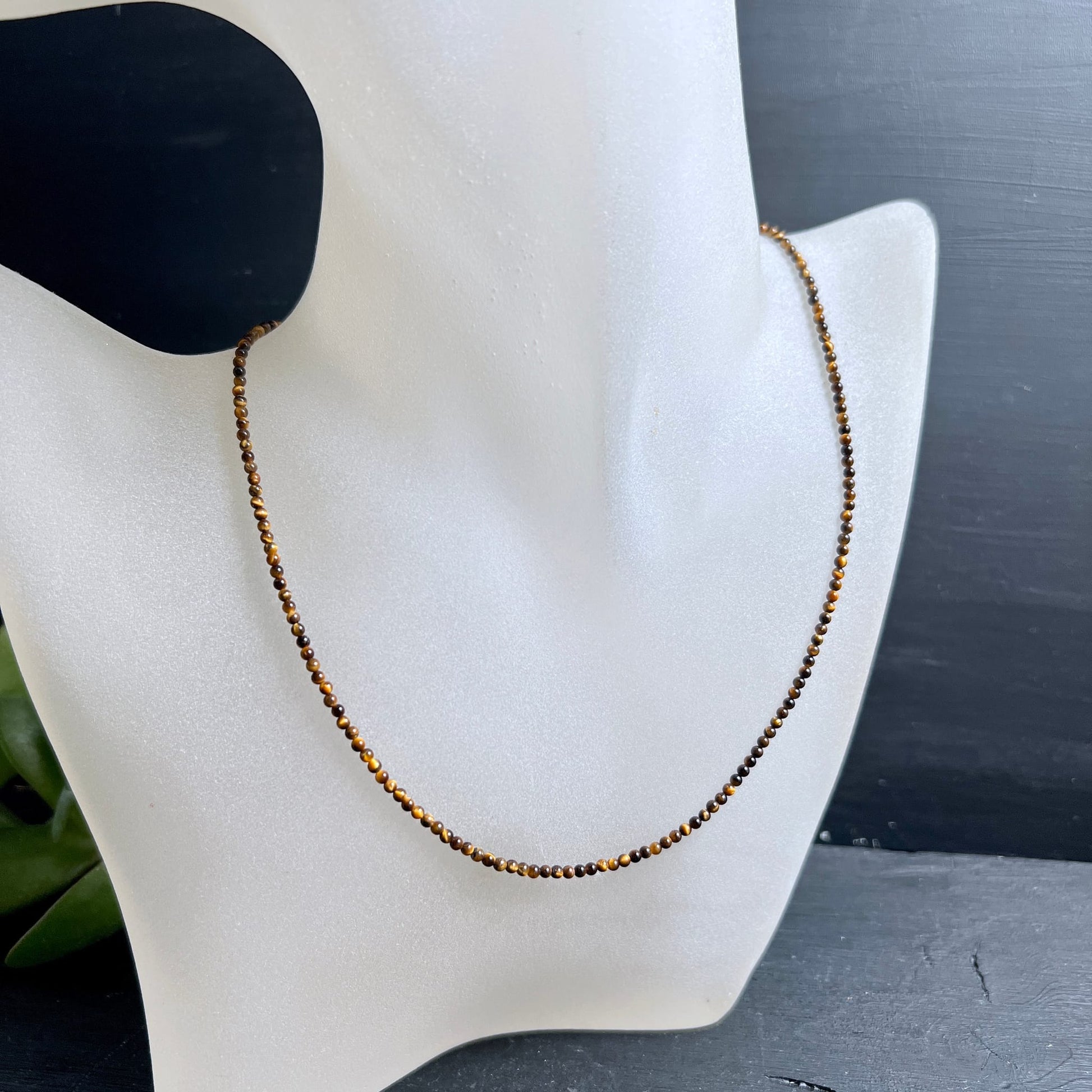 Tigerauge Kette | glänzend braun-gold | schlicht elegant | Büste | Happy Minerals
