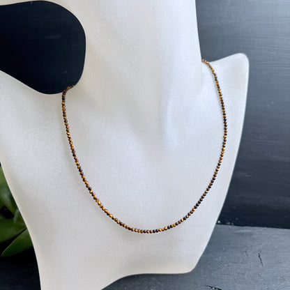 Tigerauge Kette | glänzend braun-gold | schlicht elegant | Büste | Happy Minerals