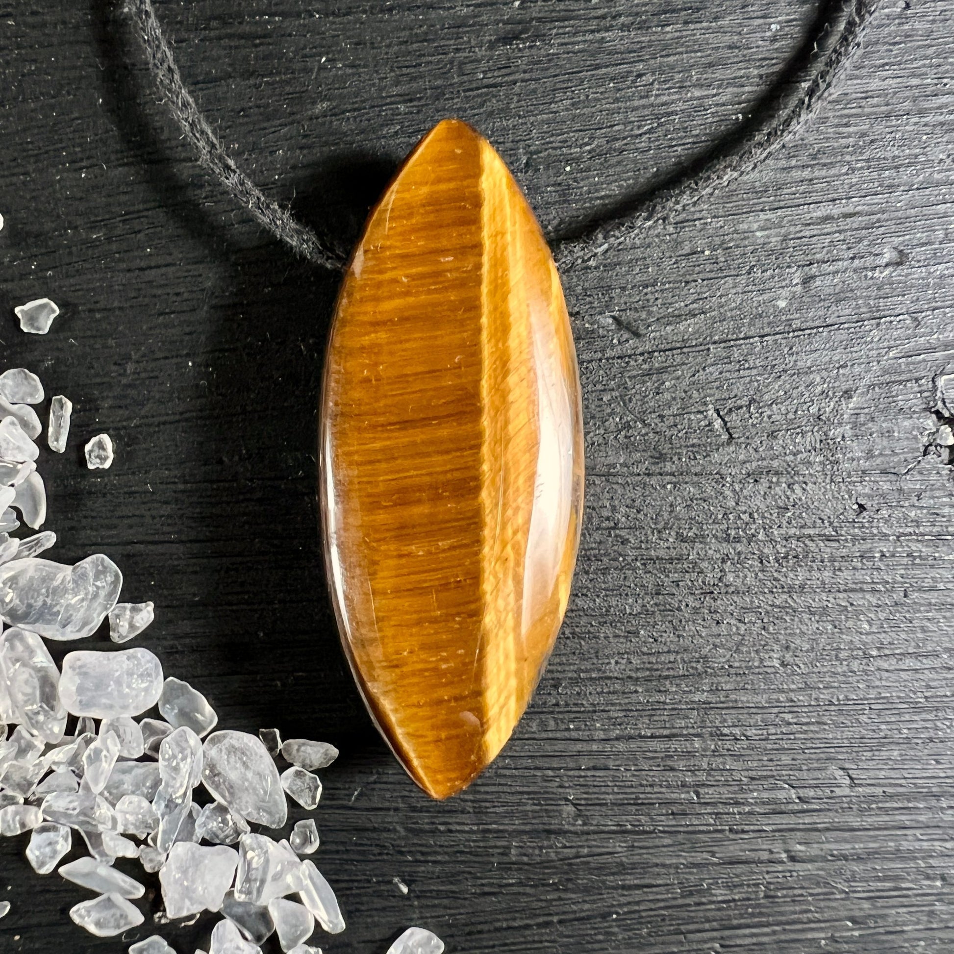 Tigerauge länglicher Anhänger | bernsteinfarbene Bänder | polierte Oberfläche | Happy Minerals Namibia
