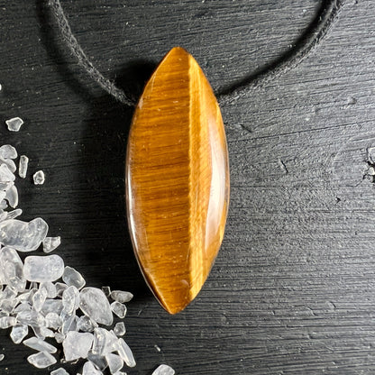 Tigerauge länglicher Anhänger | bernsteinfarbene Bänder | polierte Oberfläche | Happy Minerals Namibia
