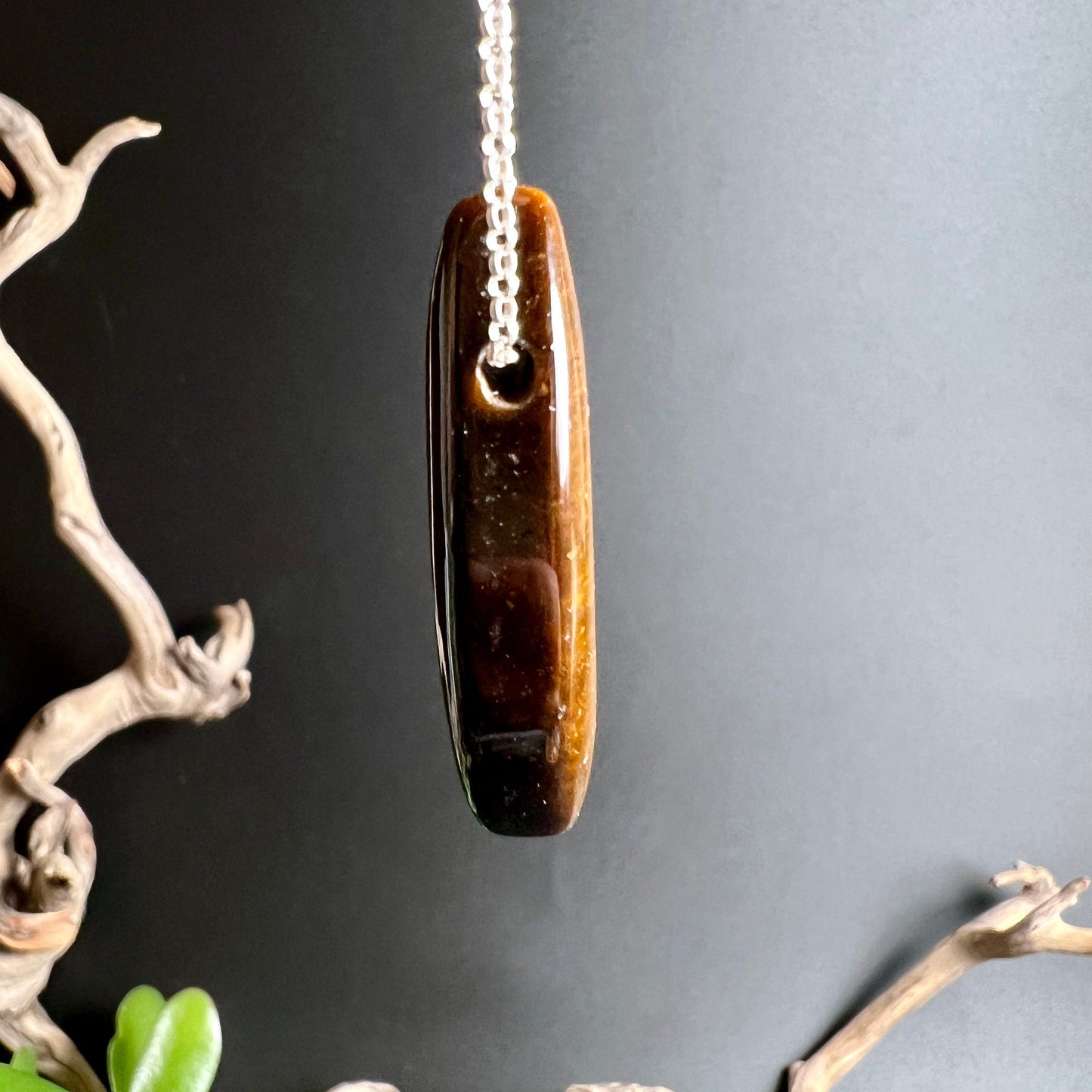 Tigerauge länglicher Stein Profil | dunkle Ränder | goldene Mitte | Happy Minerals Unikat