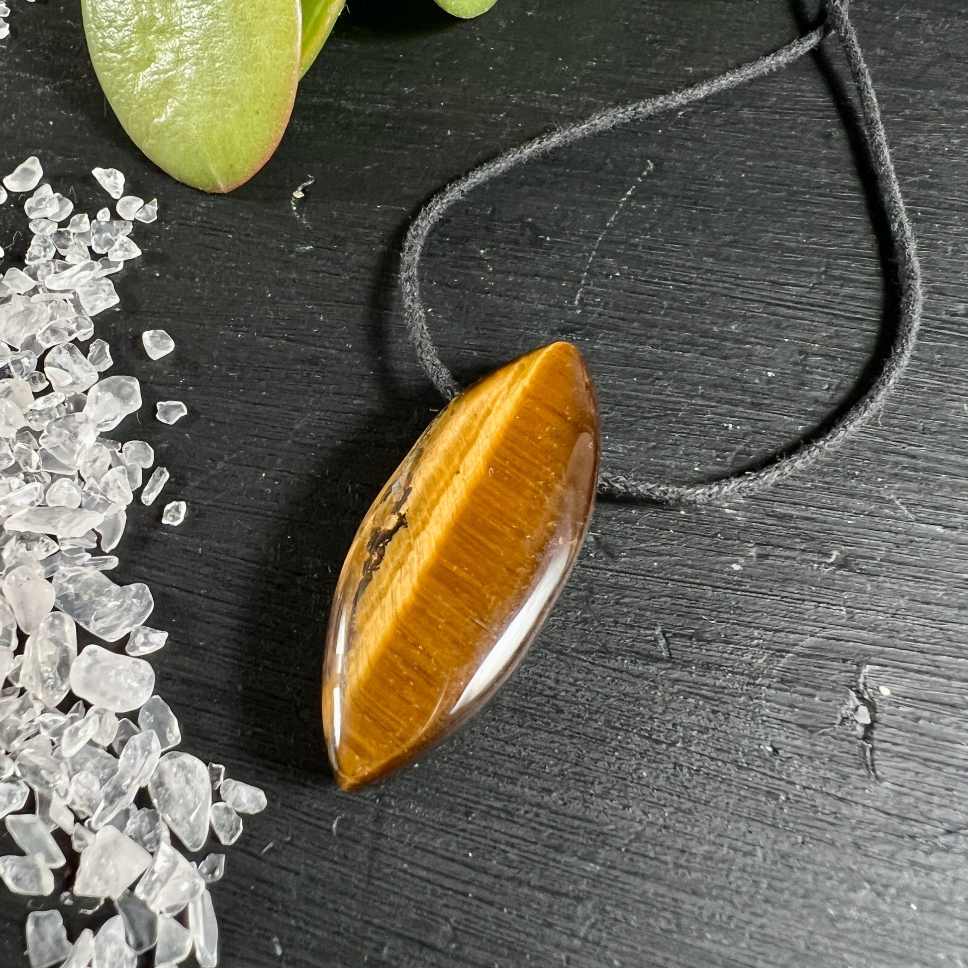 Tigerauge Navette Anhänger | goldbraune Chatoyanz | Quarzkristalle | schwarzes Holz | Happy Minerals