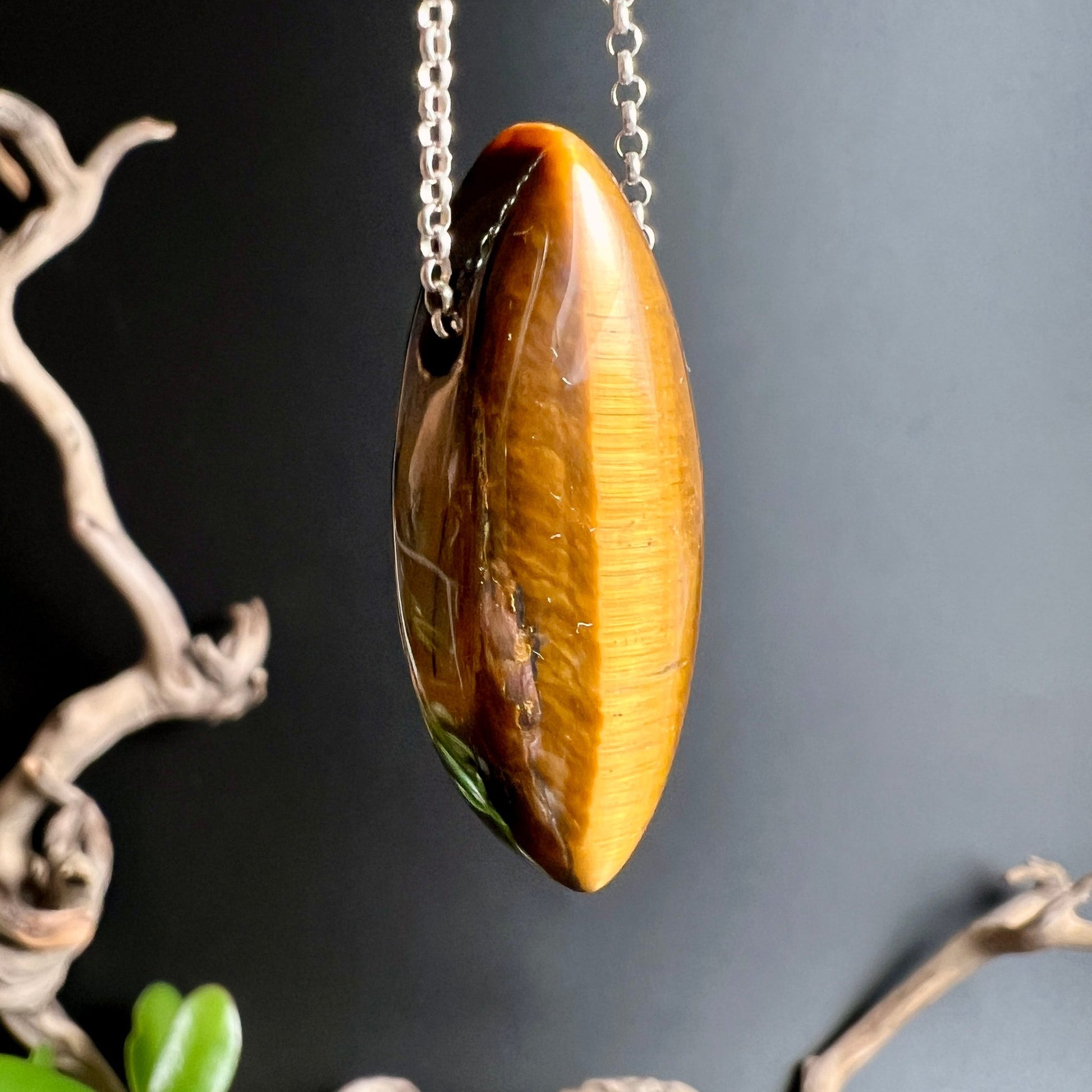 Tigerauge Navette schräg | bronze Glanz | feine Maserung | natürlicher Edelstein | Happy Minerals
