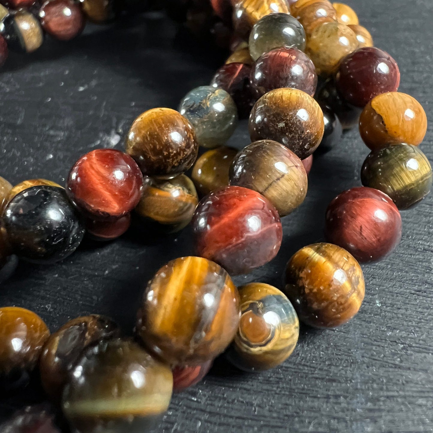 Tigerauge Perlen | Detail Nahaufnahme | chatoyant Schimmer | goldrot braun | Happy Minerals