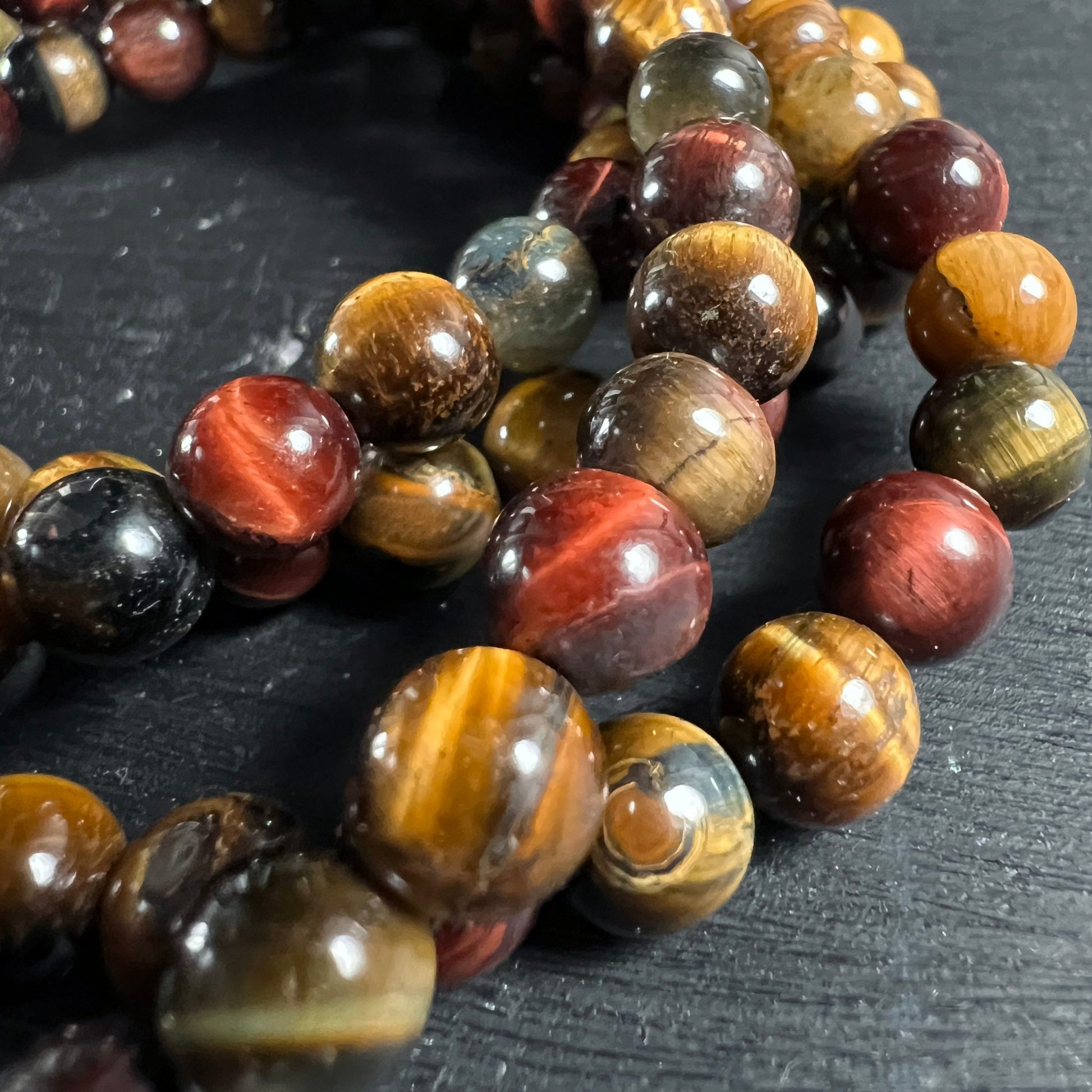 Tigerauge Perlen | Detail Nahaufnahme | chatoyant Schimmer | goldrot braun | Happy Minerals