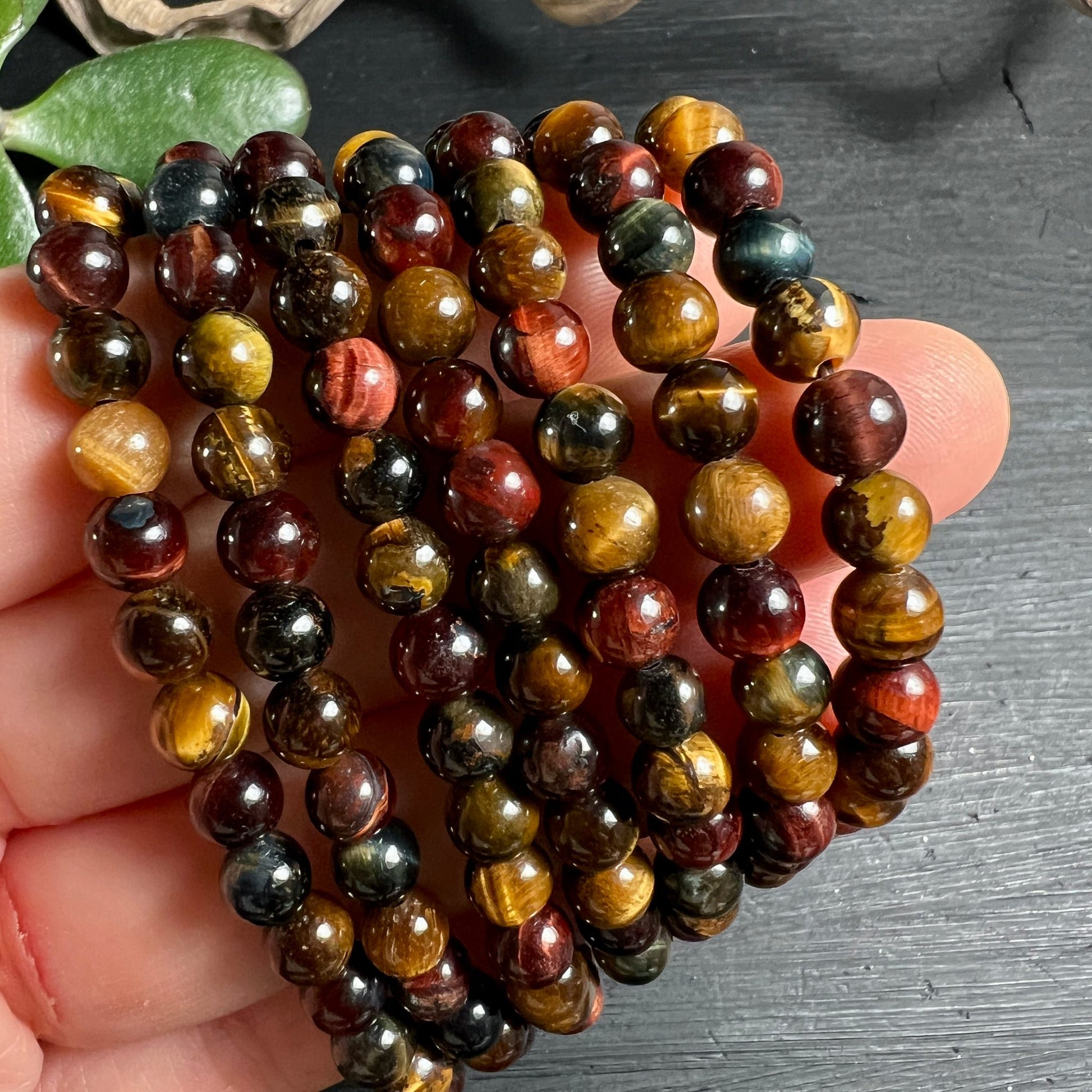 Tigerauge Perlen | Hand voll bunte Steine | Bulls Eye rot | Falkenauge blau | Happy Minerals