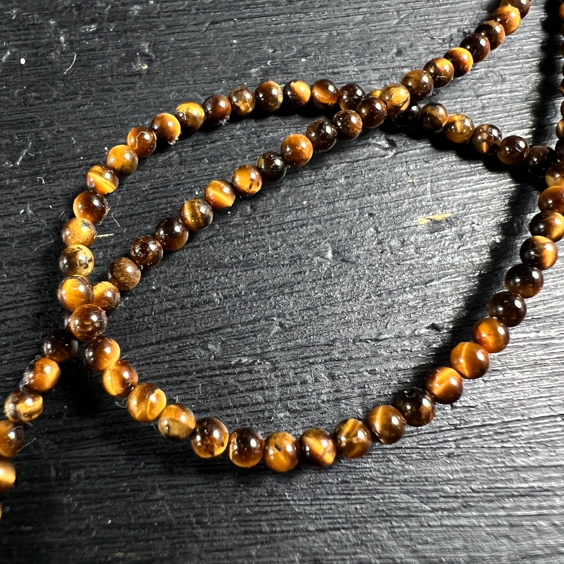 Tigerauge Perlen Nahaufnahme | seidiger Glanz | warme Brauntöne | 2mm rund | Happy Minerals
